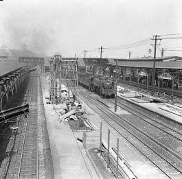 日暮里駅を通る蒸気機関車の写真